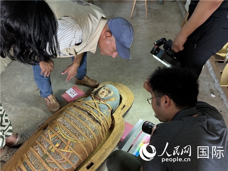 圖為中埃薩卡拉新出土文物數(shù)字化調(diào)查與研究項目團(tuán)隊在工作現(xiàn)場。薛江攝