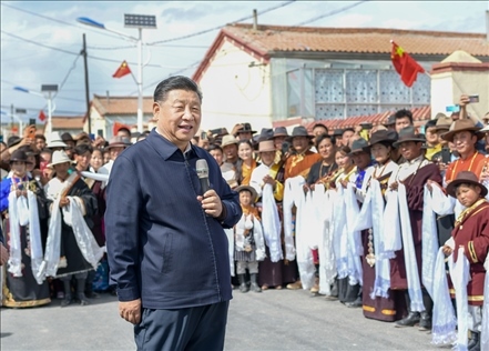 2021年6月7日至9日，習(xí)近平總書記在青?？疾?。這是8日下午，習(xí)近平在海北藏族自治州剛察縣沙柳河鎮(zhèn)果洛藏貢麻村考察時，同村民們親切交流。新華社記者 謝環(huán)馳 攝