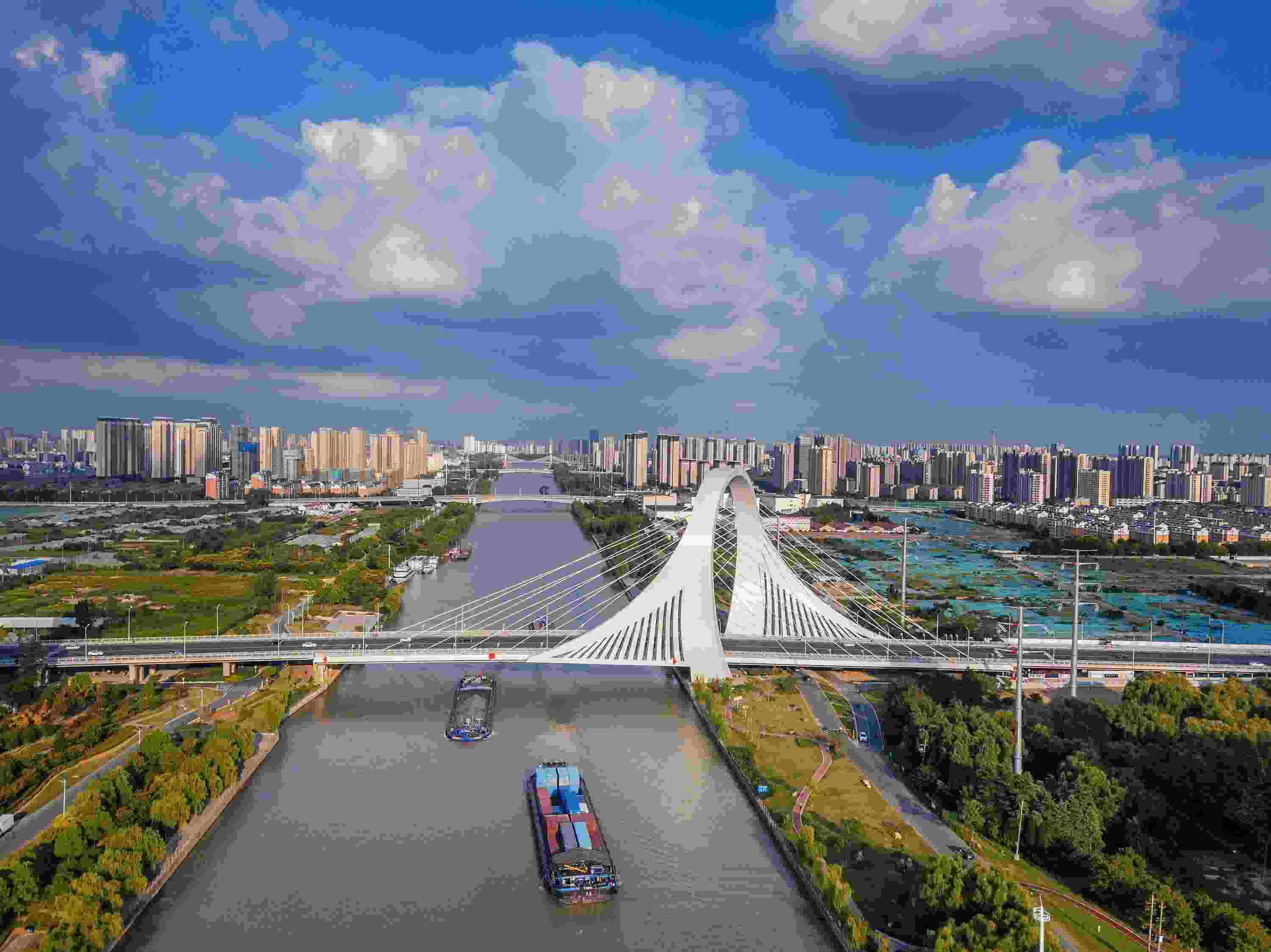 2022年9月12日，幾艘船舶行駛在江蘇淮安運(yùn)河大橋附近。