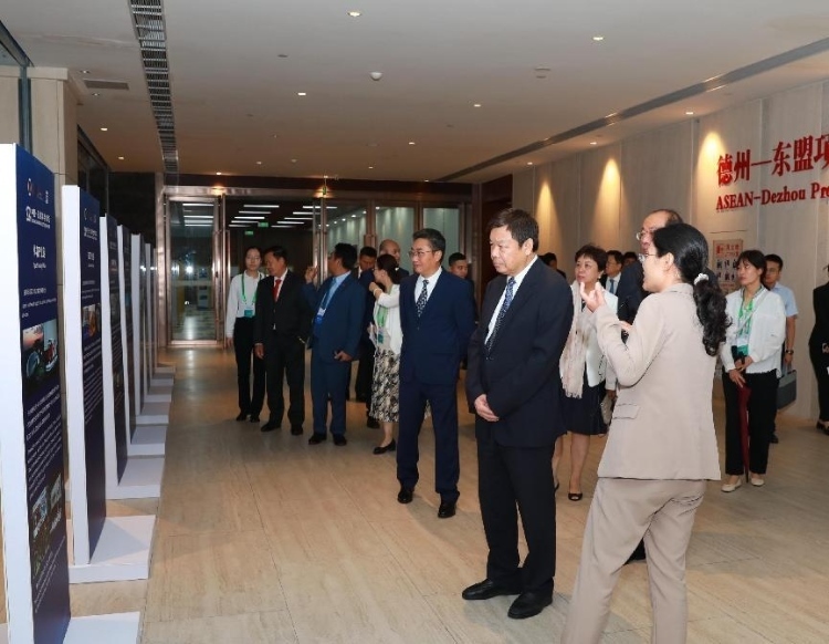 與會嘉賓參觀圖片展。中國外文局供圖