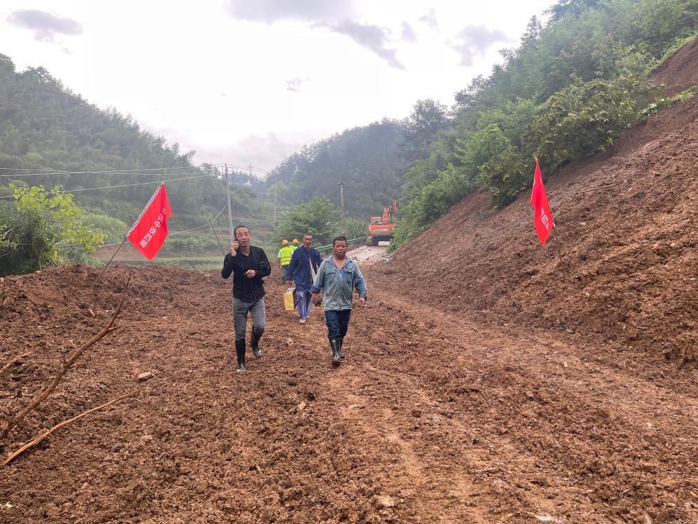 6月22日，木石里008縣道最后一個(gè)塌方點(diǎn)搶通。（受訪者供圖）