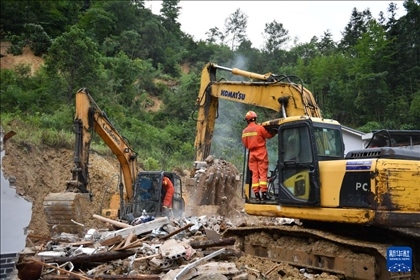 6月23日，救援人員在魚(yú)市鎮(zhèn)斗溪村龍?zhí)两M山體滑坡現(xiàn)場(chǎng)開(kāi)展救援工作。新華社記者 陳振海 攝