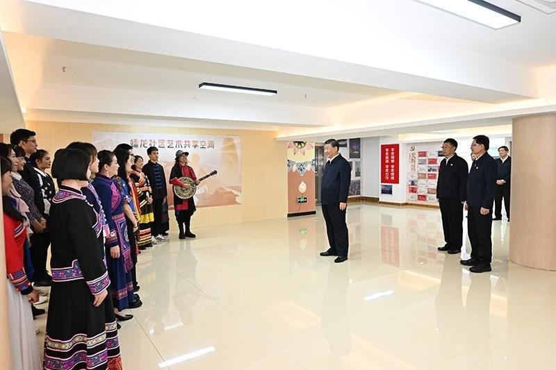 2023年12月14日，習(xí)近平總書記在廣西南寧市良慶區(qū)蟠龍社區(qū)黨群服務(wù)中心文體活動室同社區(qū)居民親切交流。