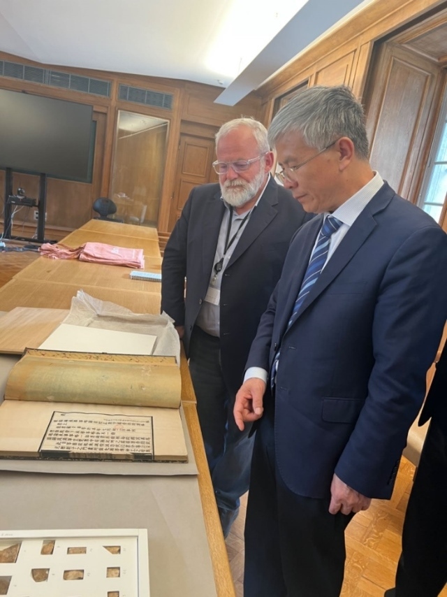 山東大學(xué)校長李術(shù)才率團(tuán)訪問法國國家圖書館。山東大學(xué)供圖