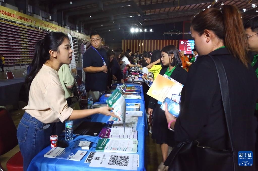 6月22日，在泰國(guó)曼谷吞武里大學(xué)舉辦的中國(guó)高等教育展上，學(xué)生在中國(guó)高校展臺(tái)前了解信息。新華社記者 孫瑋彤 攝