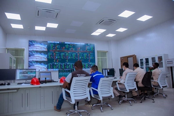 剛果（金）布桑加水電站攔河大壩泄洪。中鐵資源集團供圖 