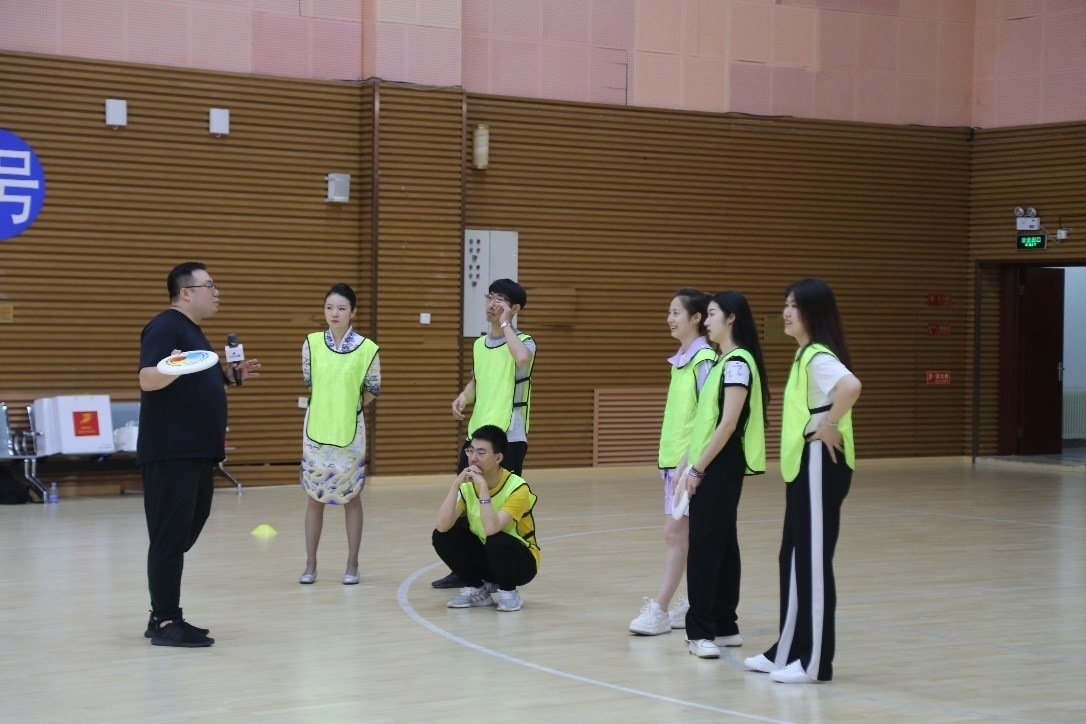 在“友趣體驗(yàn)營(yíng)”上，年輕用戶正在學(xué)習(xí)飛盤運(yùn)動(dòng)技巧。 受訪者供圖