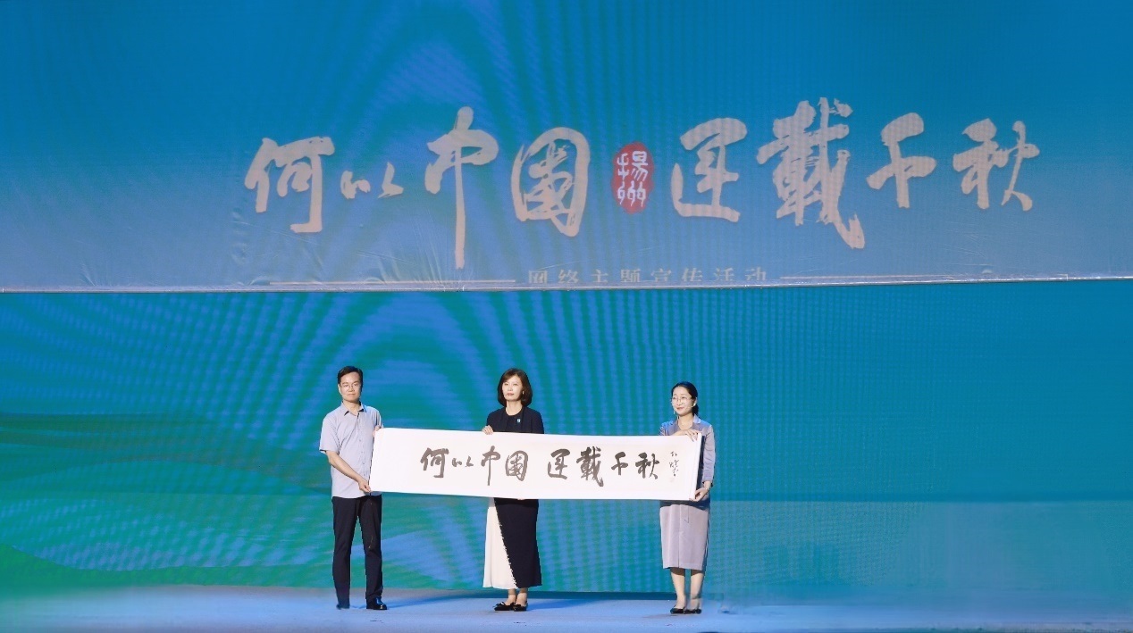 隋唐大運(yùn)河文化博物館館長(zhǎng)曹岳森（左）、揚(yáng)州中國(guó)大運(yùn)河博物館館長(zhǎng)鄭晶（中）、浙東運(yùn)河博物館負(fù)責(zé)人張慧（右）共同展卷。