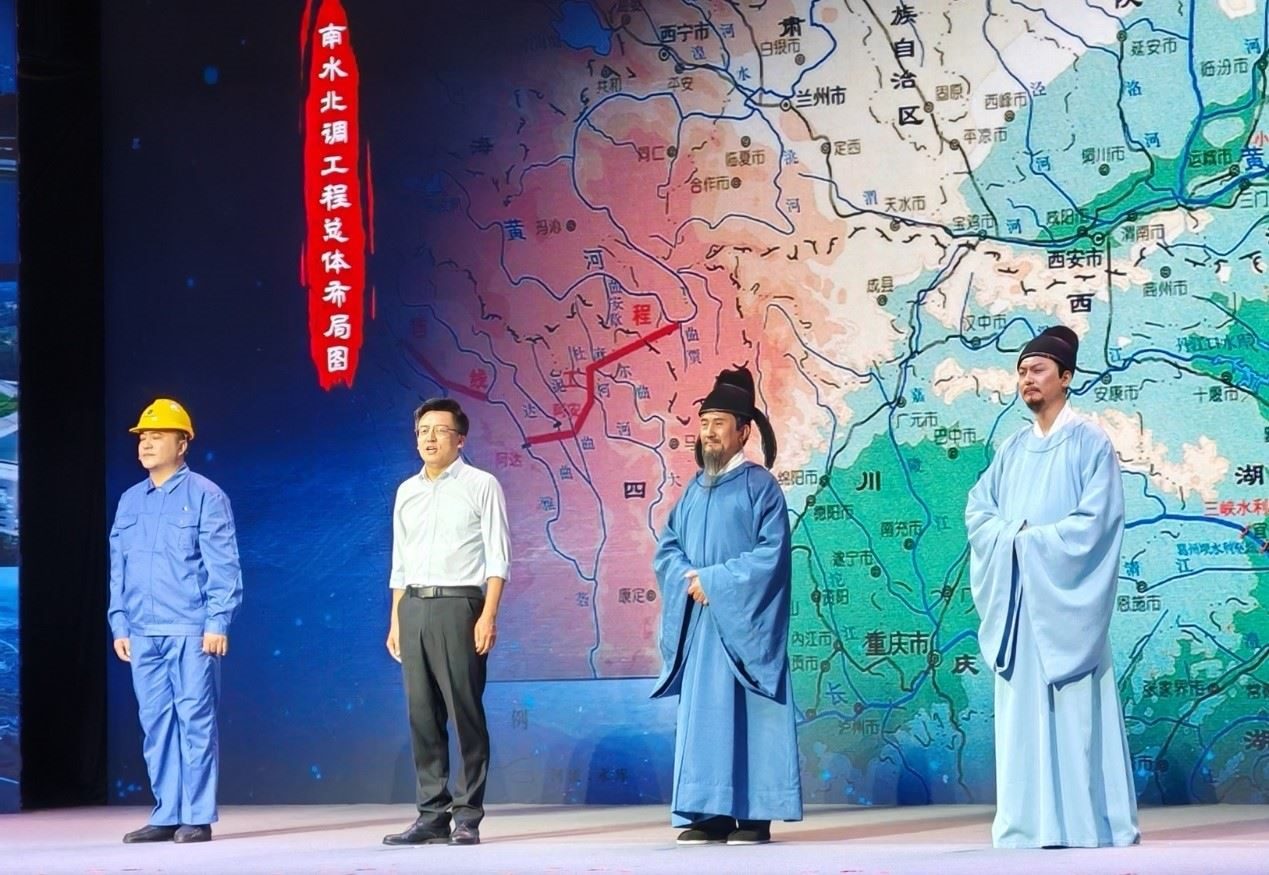 演員張志堅(jiān)（右二）、演員侯京健（右一）、北京郭守敬紀(jì)念館執(zhí)行館長(zhǎng)張鵬（左二）和江蘇省江都水利工程管理處第二抽水站管理所副所長(zhǎng)郭凱（左一）同臺(tái)演繹。