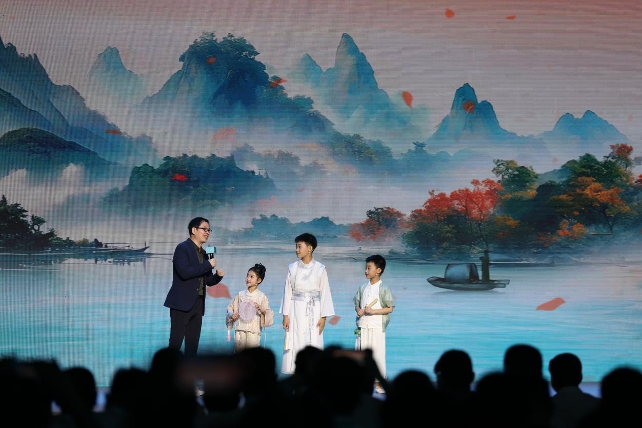 南京師范大學(xué)教授酈波（左一）與2024中國(guó)詩(shī)詞大會(huì)選手張可兒（左二）、姜敬曦（右二），揚(yáng)州市邗江區(qū)實(shí)驗(yàn)學(xué)校蔣王小學(xué)學(xué)生陸俊屹（右一）趣談大運(yùn)河詩(shī)詞文化。