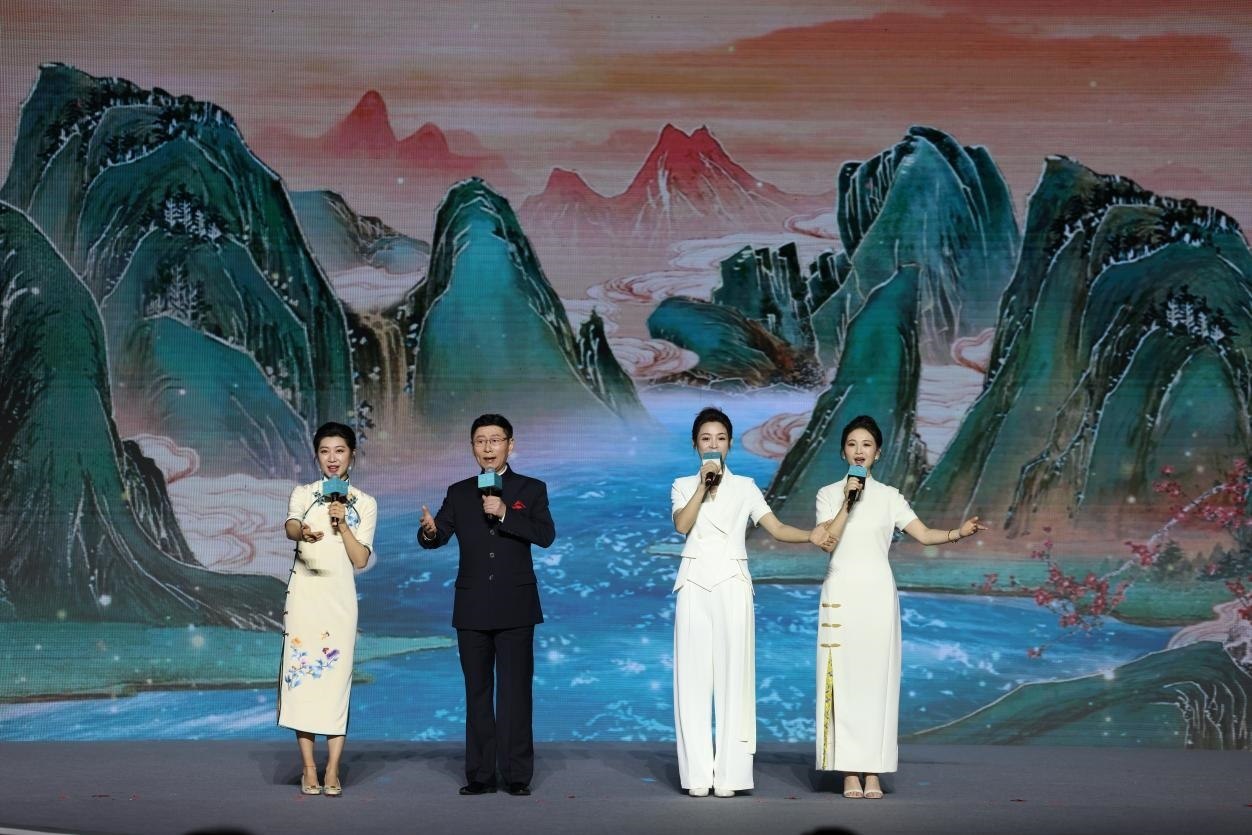 國(guó)家一級(jí)演員、京劇表演藝術(shù)家王平（左二），國(guó)家一級(jí)演員、南京藝術(shù)學(xué)院教授單雯（左一），浙江小百花越劇團(tuán)青年演員陳麗君（右二）、何青青（右一）同臺(tái)唱響千年運(yùn)河情。