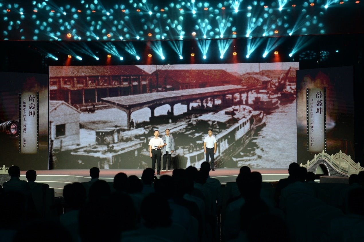 杭州水上巴士“西湖”號(hào)原船長(zhǎng)薛鑫坤（左）、窯灣古鎮(zhèn)漁民藝術(shù)團(tuán)團(tuán)長(zhǎng)沈召明（中）、港航潤(rùn)楊6060貨船主楊杰偉（右）現(xiàn)場(chǎng)講述。