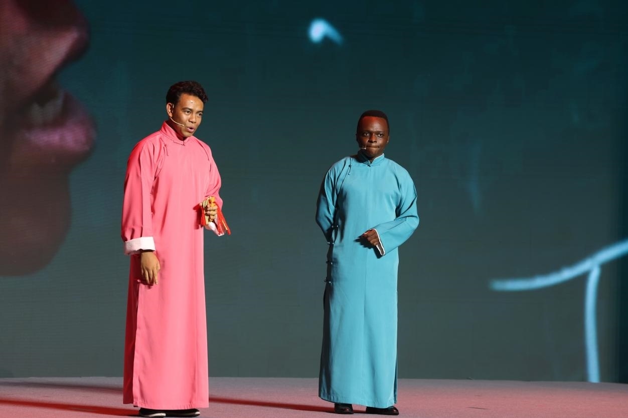 來(lái)自馬達(dá)加斯加的北京外國(guó)語(yǔ)大學(xué)教師唐磊（左）和來(lái)自肯尼亞的天津師范大學(xué)博士生孔愛(ài)凱（右）說(shuō)唱大運(yùn)河。