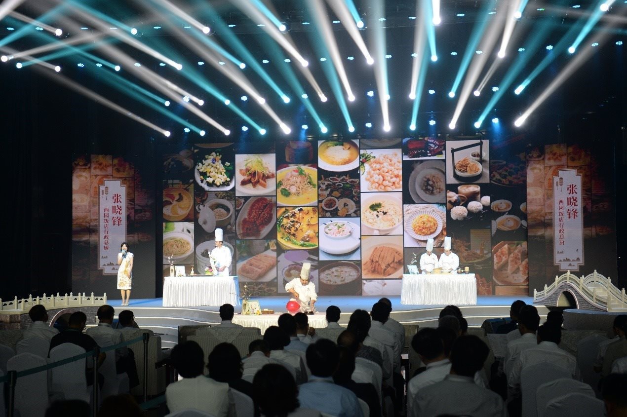 花園國(guó)際大酒店廚師長(zhǎng)朱燾、西園飯店行政總廚張曉鋒、冶春面點(diǎn)總廚倪秋香、冶春面點(diǎn)制作技藝第五代傳人陳詩(shī)雅展示淮揚(yáng)菜絕技。