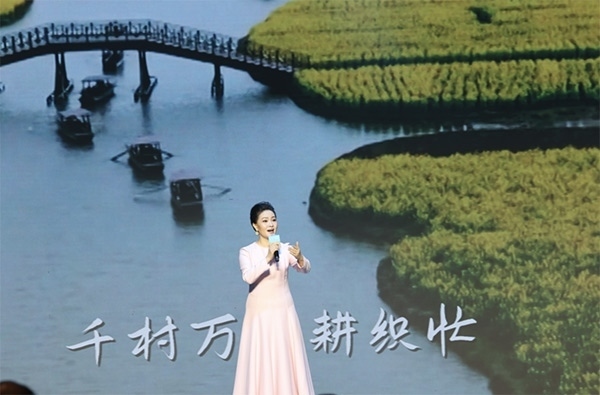 歌唱家、中國(guó)音樂(lè)學(xué)院教授雷佳現(xiàn)場(chǎng)演唱。