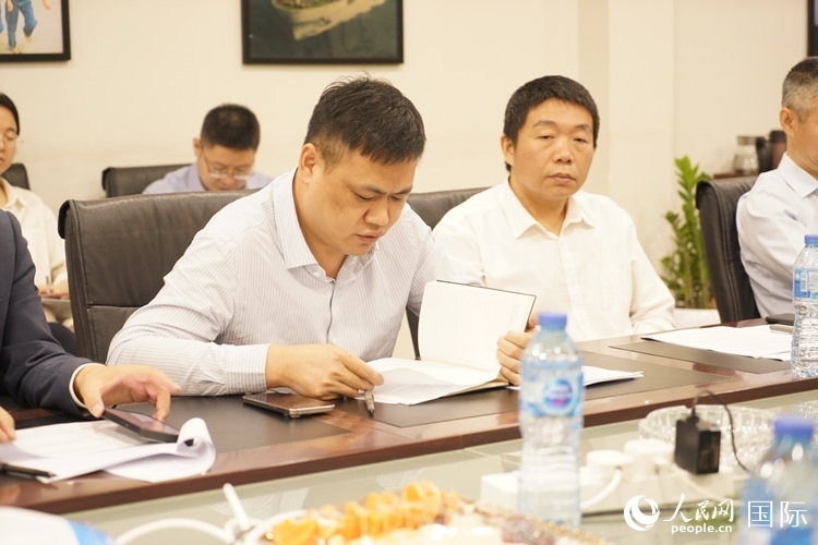 新當(dāng)選尼日利亞中國礦業(yè)聯(lián)合會(huì)會(huì)長(zhǎng)中國和聯(lián)公司董事長(zhǎng)李輝發(fā)言。人民網(wǎng)記者 姜宣攝