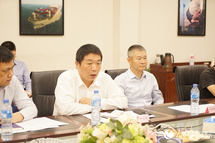 駐尼日利亞使館領(lǐng)僑處主任伊亞奇（中）講話。人民網(wǎng)記者 姜宣攝