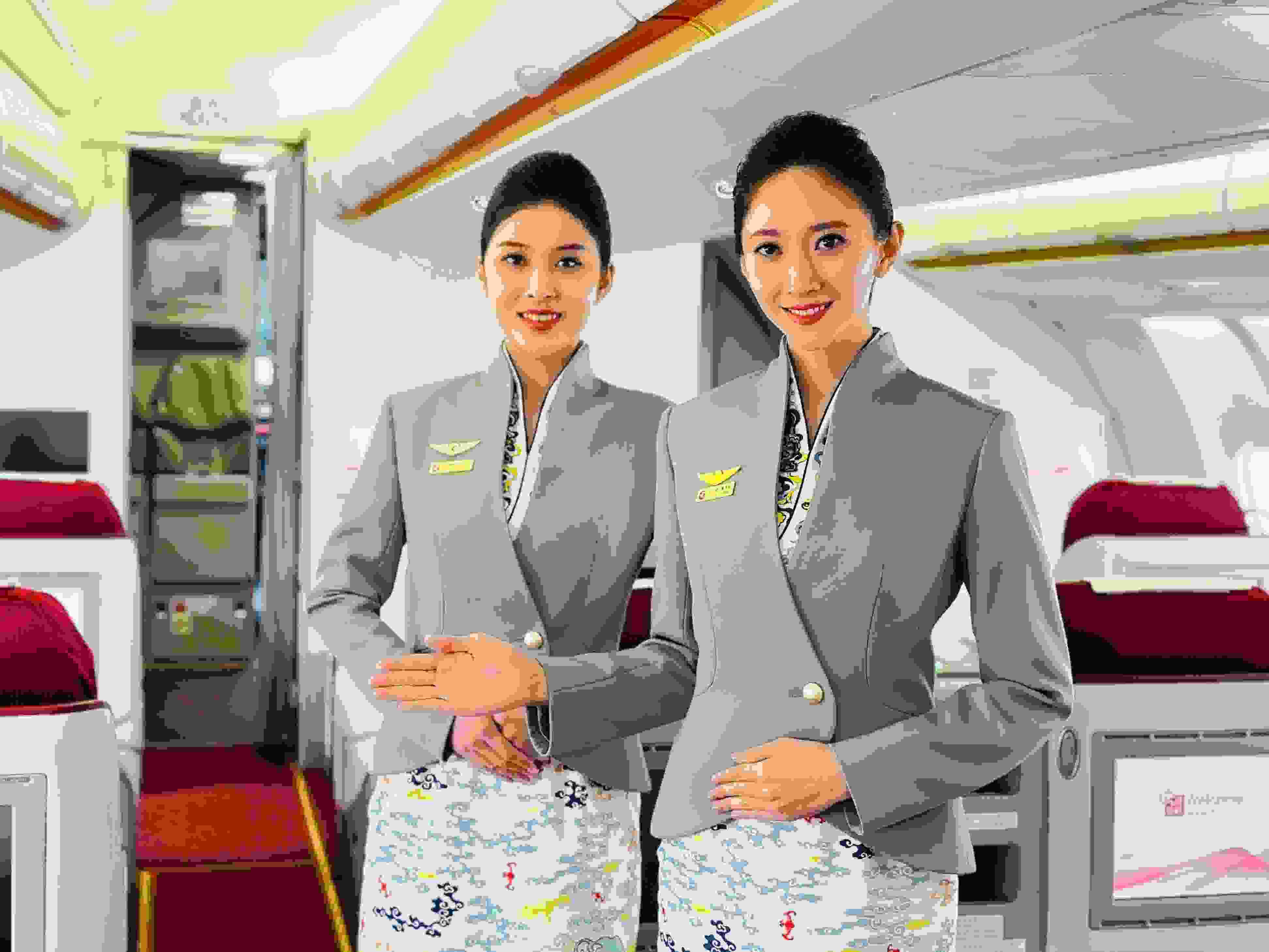 天津航空乘務(wù)員進行客艙服務(wù)