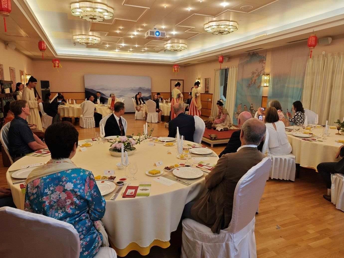 來(lái)賓們觀賞茶藝表演和品嘗中華美食。中國(guó)駐瑞典大使館供圖