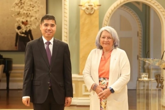 6月26日，中國駐加拿大大使王鏑向加拿大總督西蒙遞交國書。