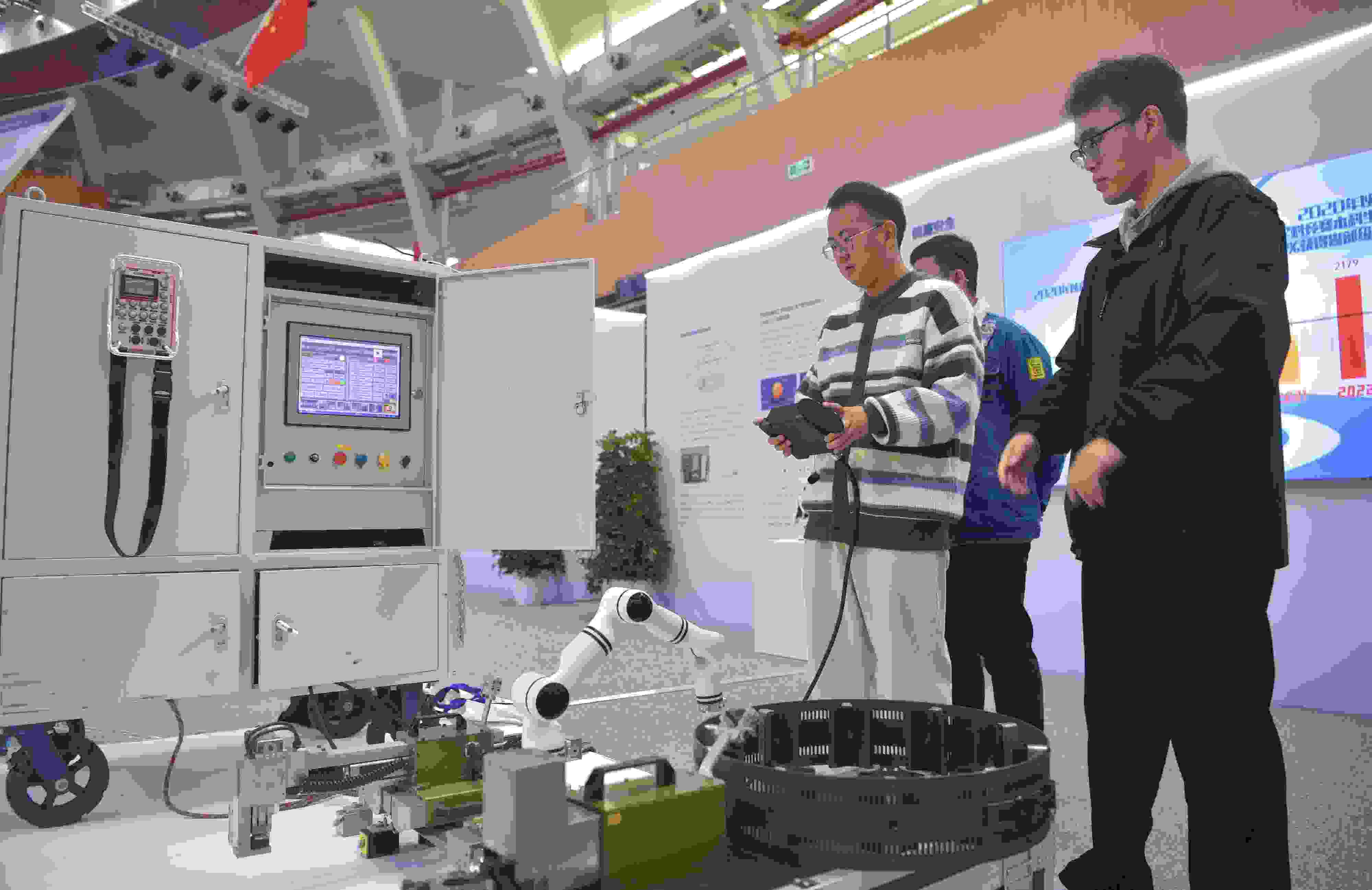 2023年，京南地區(qū)高?？萍汲晒平闀?huì)在北京建筑大學(xué)大興校區(qū)舉行。圖為高校師生在展示管道全位置焊接機(jī)器人系統(tǒng)成果。