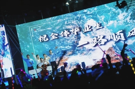 歌曲《祝你一路順風》演出現(xiàn)場。供圖：日照職業(yè)技術學院