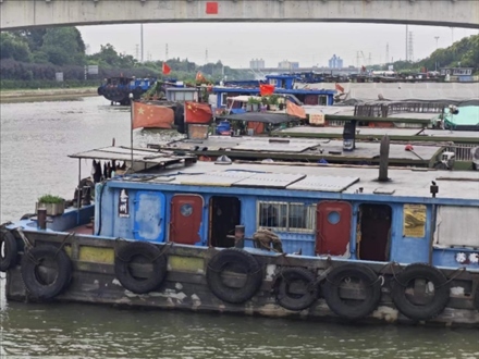 停泊在水上服務區(qū)的船只。人民網(wǎng)記者 黃鈺攝