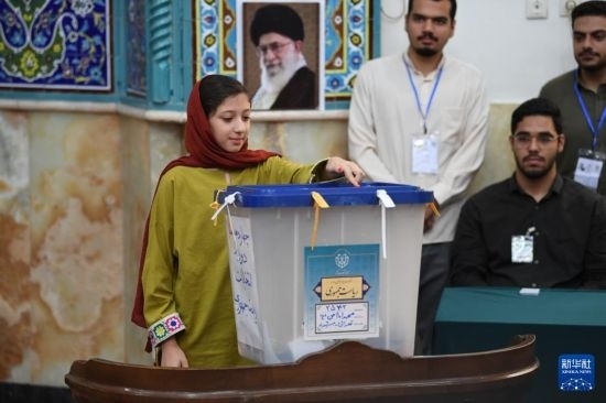 6月28日，伊朗選民在德黑蘭的一處投票站參加總統(tǒng)選舉投票。新華社記者 沙達(dá)提 攝