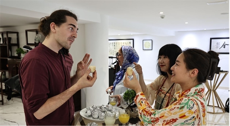 嘉賓品嘗茶葉蛋。拉巴特中國文化中心供圖