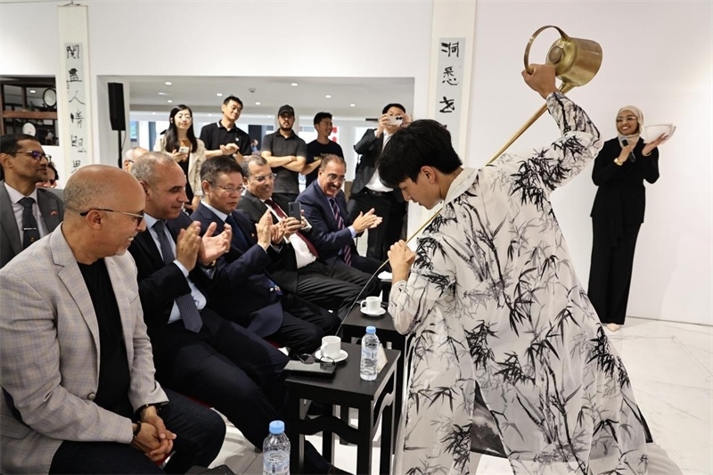 長嘴壺斟茶。拉巴特中國文化中心供圖