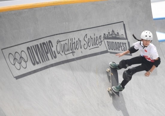 6月20日，鄭好好在比賽中，她在預(yù)賽中最佳成績(jī)?yōu)?2.60分。當(dāng)日，巴黎奧運(yùn)會(huì)資格系列賽布達(dá)佩斯站滑板女子碗池預(yù)賽在布達(dá)佩斯舉行。新華社記者 賀燦鈴 攝