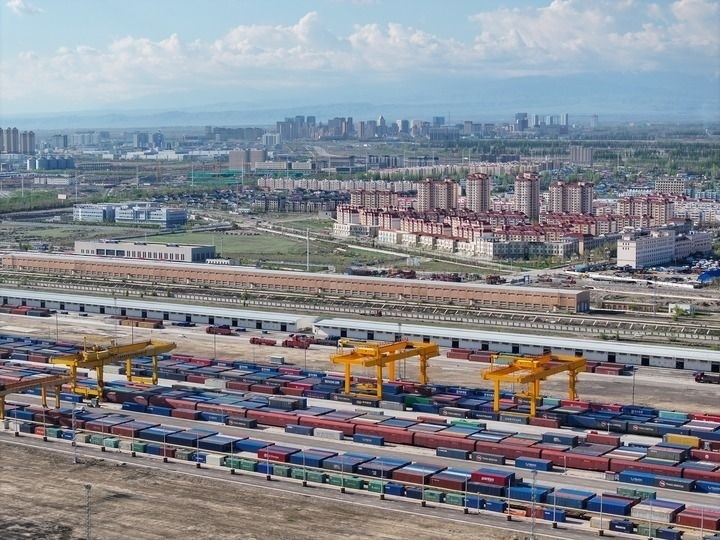 這是2024年4月18日拍攝的霍爾果斯鐵路口岸換裝場（無人機照片）。新華社記者 趙戈 攝