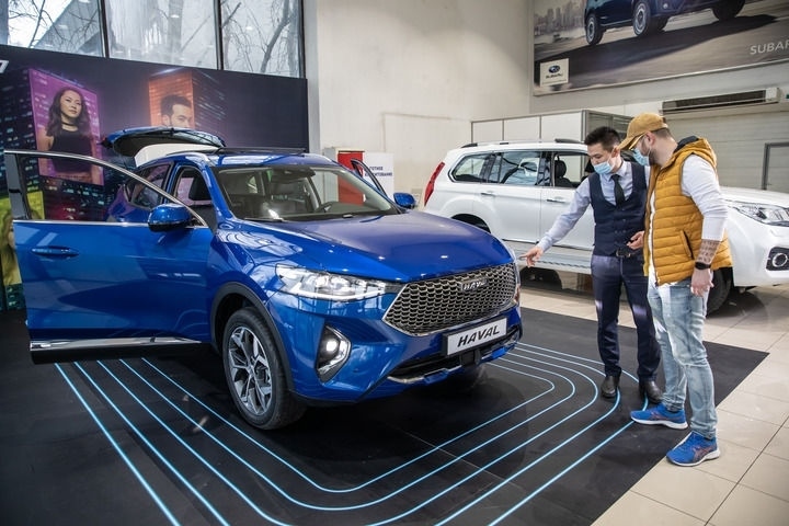 2021年4月1日，銷售人員在哈薩克斯坦阿拉木圖市經(jīng)銷商店向消費者介紹哈弗汽車。新華社發(fā)（阿斯塔納汽車公司供圖）