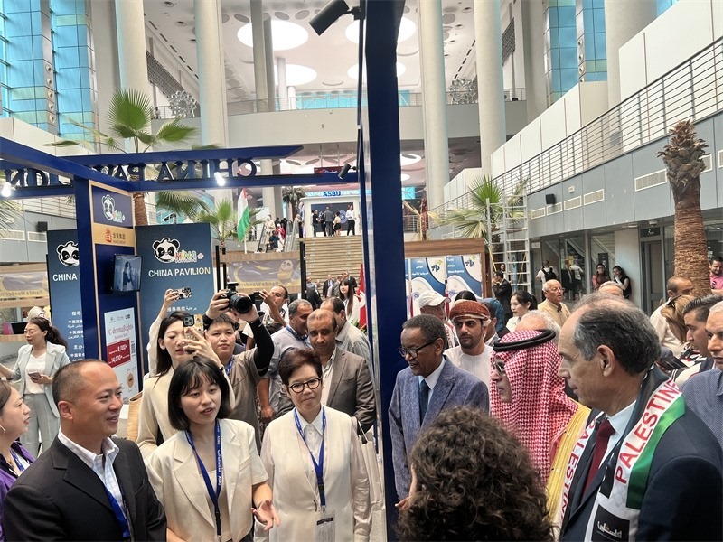 沙特廣播電視局首席執(zhí)行官、阿廣聯(lián)主席穆罕默德（右二）、阿廣聯(lián)秘書長蘇萊曼（右三）等阿拉伯國家嘉賓參觀展臺。主辦方供圖