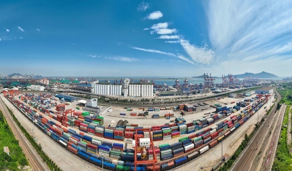 中哈連云港物流合作基地及集裝箱碼頭。（圖源：新華社）