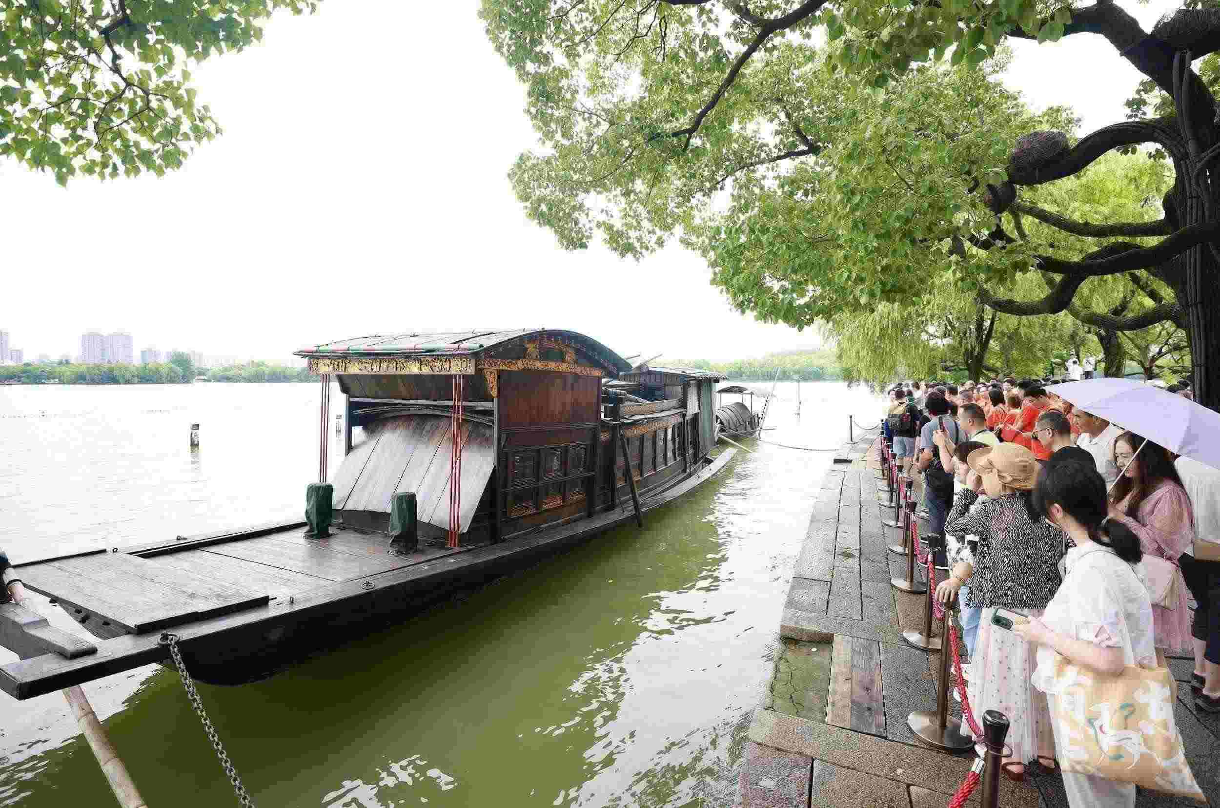 浙江嘉興，游客在南湖景區(qū)湖心島瞻仰紅船，感悟“紅船精神”。（圖片來源：視覺中國）