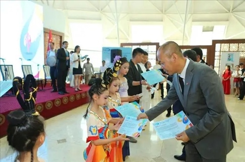 △當(dāng)?shù)貢r(shí)間6月27日，2024“未來(lái)世界”國(guó)際青少年藝術(shù)展演在塔吉克斯坦國(guó)家博物館開(kāi)幕。