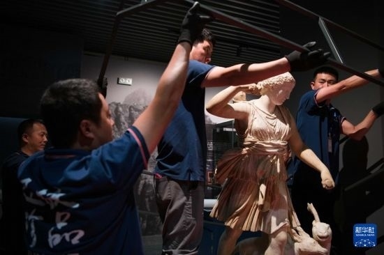 7月2日，工作人員將開箱后的古希臘文物放置在展臺(tái)上。新華社記者 張端 攝