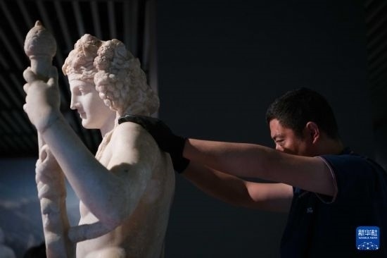 7月2日，工作人員將開箱后的古希臘文物放置在展臺(tái)上。新華社記者 張端 攝