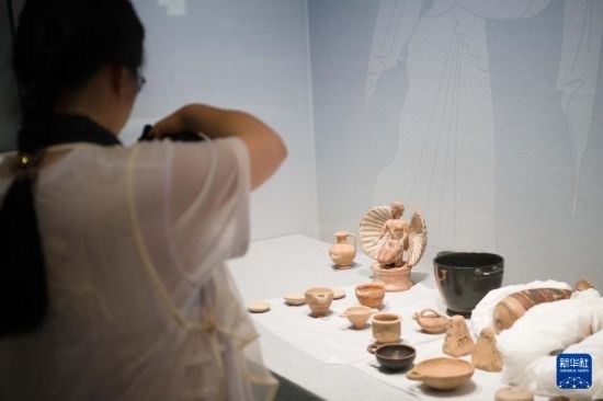 7月2日，開箱后的古希臘文物被工作人員移入展柜。新華社記者 張端 攝