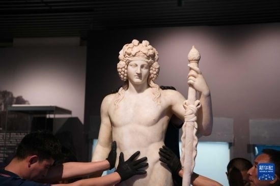 7月2日，工作人員將開箱后的古希臘文物放置在展臺(tái)上。新華社記者 張端 攝