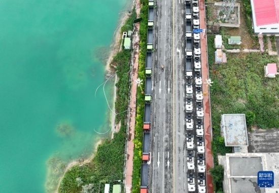 7月2日，車輛在巴克圖口岸有序出境（無人機照片）。新華社發(fā)（馬丁 攝）