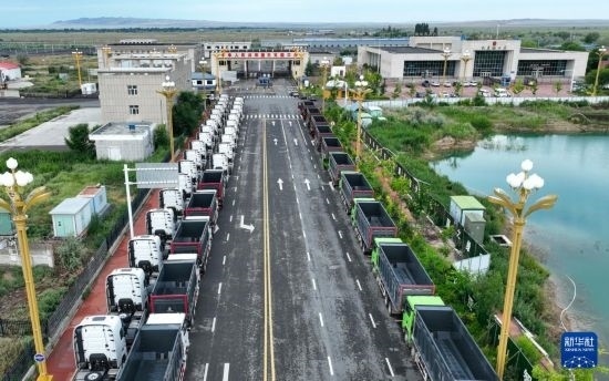 7月2日，車輛在巴克圖口岸有序出境（無人機照片）。新華社發(fā)（馬丁 攝）