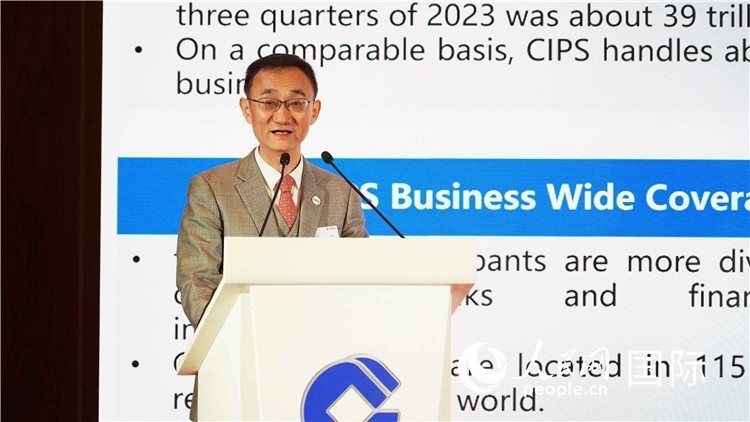 跨境銀行間支付清算有限責(zé)任公司總裁許再越發(fā)言。 人民網(wǎng) 張茜 攝