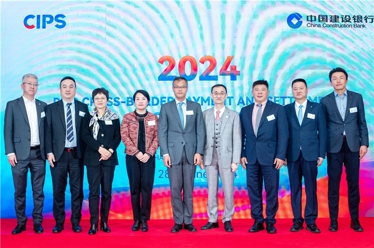 鄭冰開公使與CIPS公司、建行總行以及在南中資銀行合影、留念。（中國建設(shè)銀行約翰內(nèi)斯堡分行供圖）