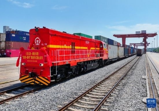 5月29日，在中哈連云港物流合作基地，首列連云港-阿拉木圖“滾裝+班列”跨境多式聯(lián)運專列整裝待發(fā)（無人機照片）。新華社發(fā)（王健民 攝）