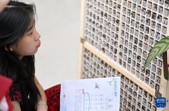 7月3日，外國學(xué)生在了解中國的活字印刷。新華社記者 李然 攝