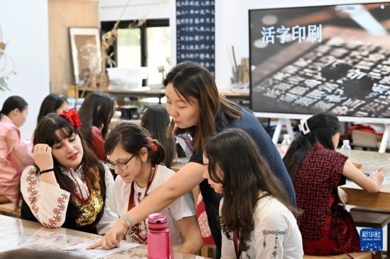 7月3日，外國學(xué)生在了解中國文化。新華社記者 李然 攝