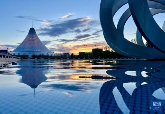 這是7月1日在哈薩克斯坦首都阿斯塔納拍攝的“可汗之帳”購(gòu)物中心。新華社記者 岳月偉 攝