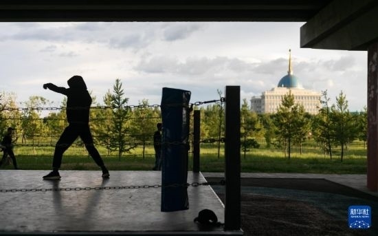 7月2日，在哈薩克斯坦首都阿斯塔納，一名男子在橋下運(yùn)動(dòng)場(chǎng)練習(xí)拳擊。新華社記者 白雪騏 攝